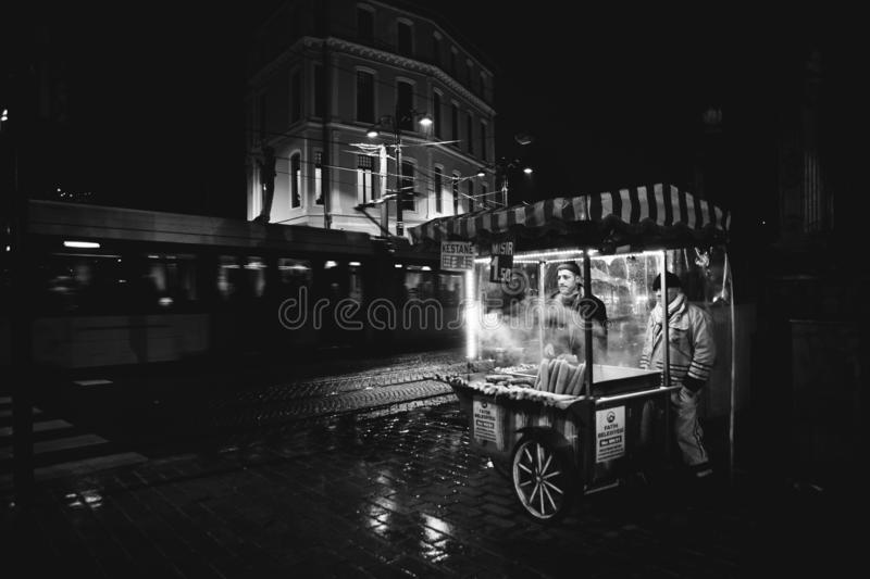 istanbul-turchia-aprile-venditore-ambulante-di-hot-food-fotografia-notturna-bianco-e-nero-168491129
